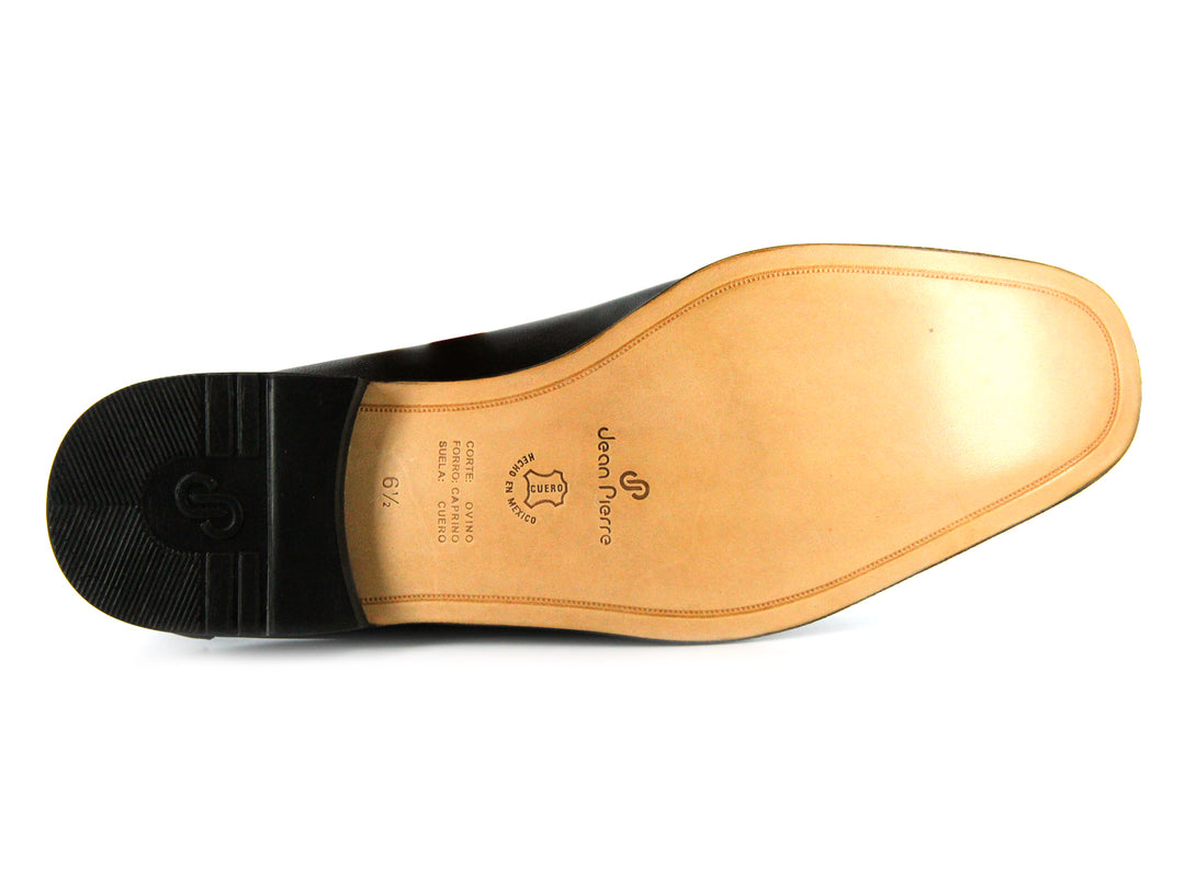 Par de zapatos negros para hombre de cuero, estilo elegante y cerrado, fondo blanco.