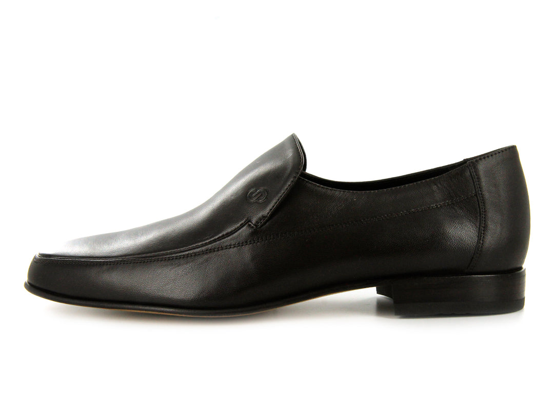 Par de zapatos negros para hombre de cuero, estilo elegante y cerrado, fondo blanco.