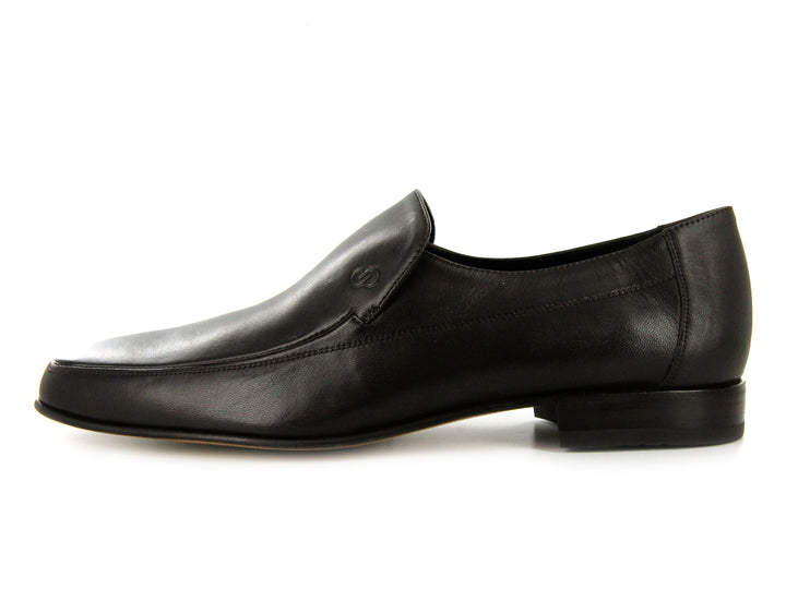 Par de zapatos negros para hombre de cuero, estilo elegante y cerrado, fondo blanco.