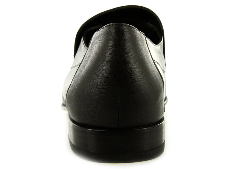 Par de zapatos negros para hombre de cuero, estilo elegante y cerrado, fondo blanco.