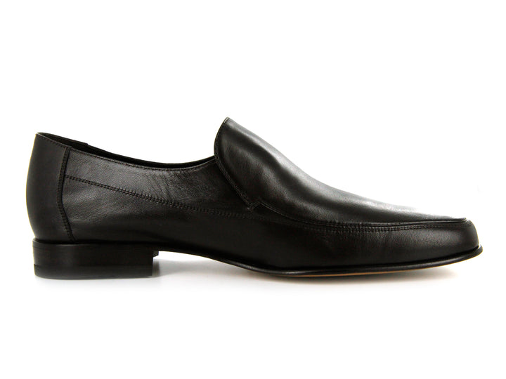 Par de zapatos negros para hombre de cuero, estilo elegante y cerrado, fondo blanco.