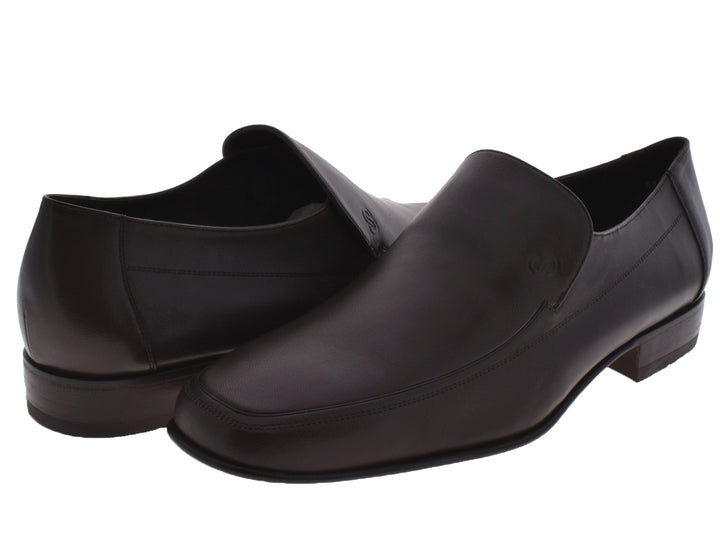 Par de zapatos mocasines para hombre en color café oscuro, acabado liso y elegante.