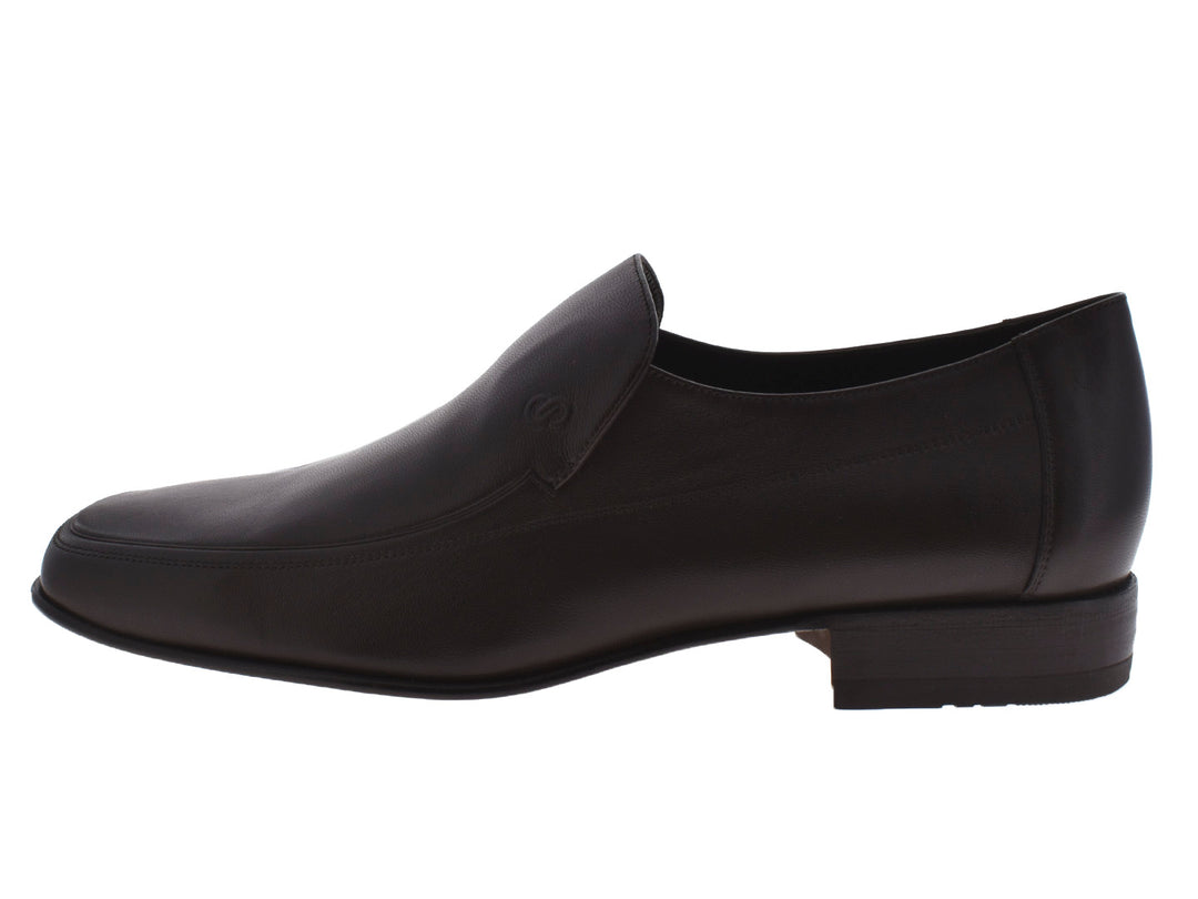 Par de zapatos mocasines para hombre en color café oscuro, acabado liso y elegante.
