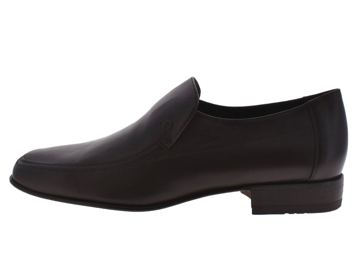 Par de zapatos mocasines para hombre en color café oscuro, acabado liso y elegante.