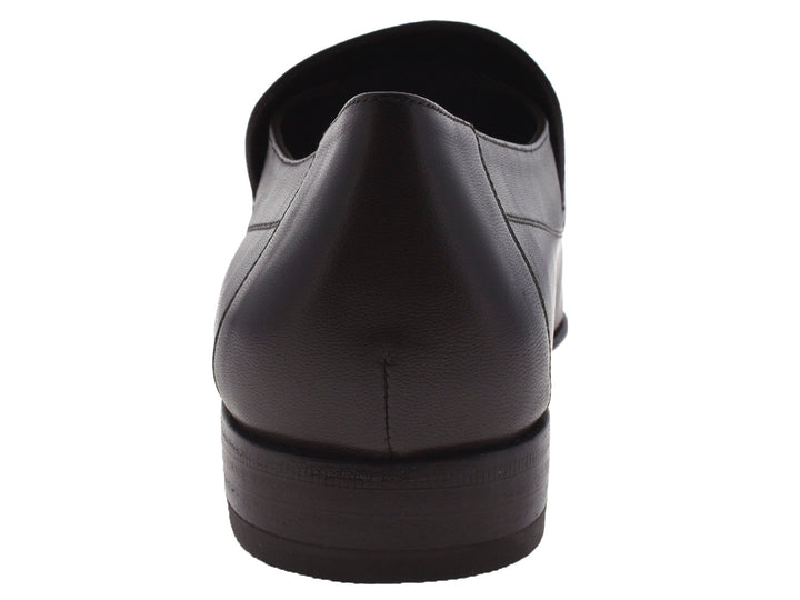 Par de zapatos mocasines para hombre en color café oscuro, acabado liso y elegante.
