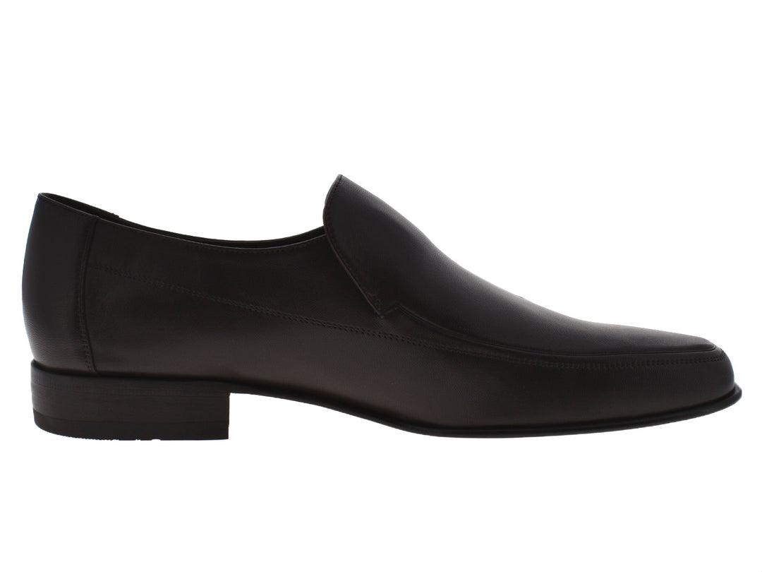 Par de zapatos mocasines para hombre en color café oscuro, acabado liso y elegante.