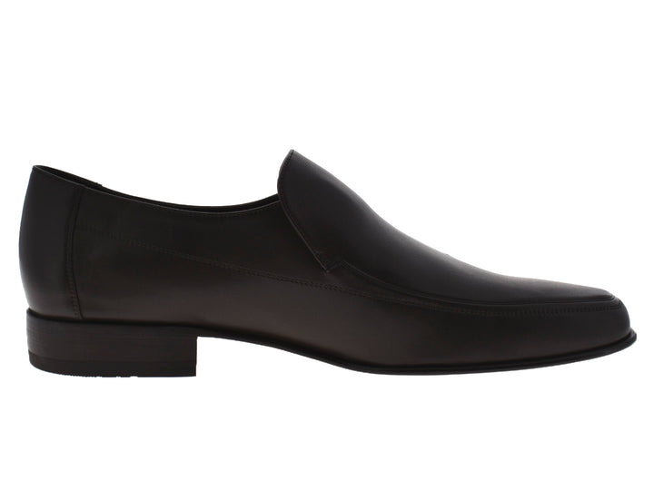 Par de zapatos mocasines para hombre en color café oscuro, acabado liso y elegante.