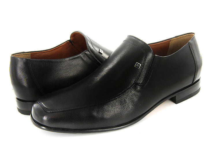 Zapatos negros de cuero para hombre, estilo slip-on elegante con acabado brillante y detalle metálico.