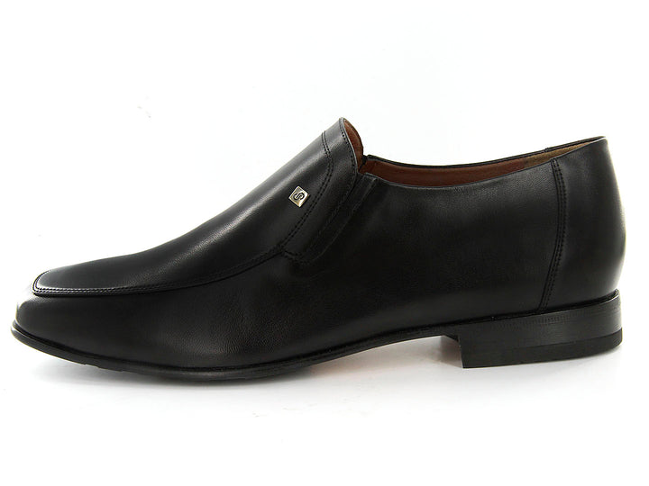Zapatos negros de cuero para hombre, estilo slip-on elegante con acabado brillante y detalle metálico.