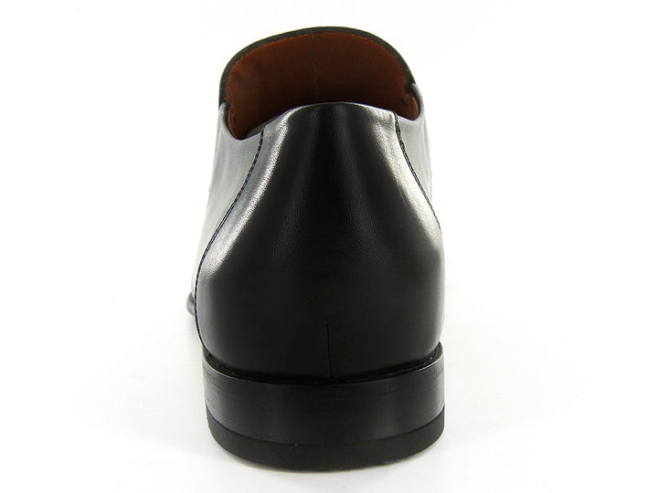 Zapatos negros de cuero para hombre, estilo slip-on elegante con acabado brillante y detalle metálico.