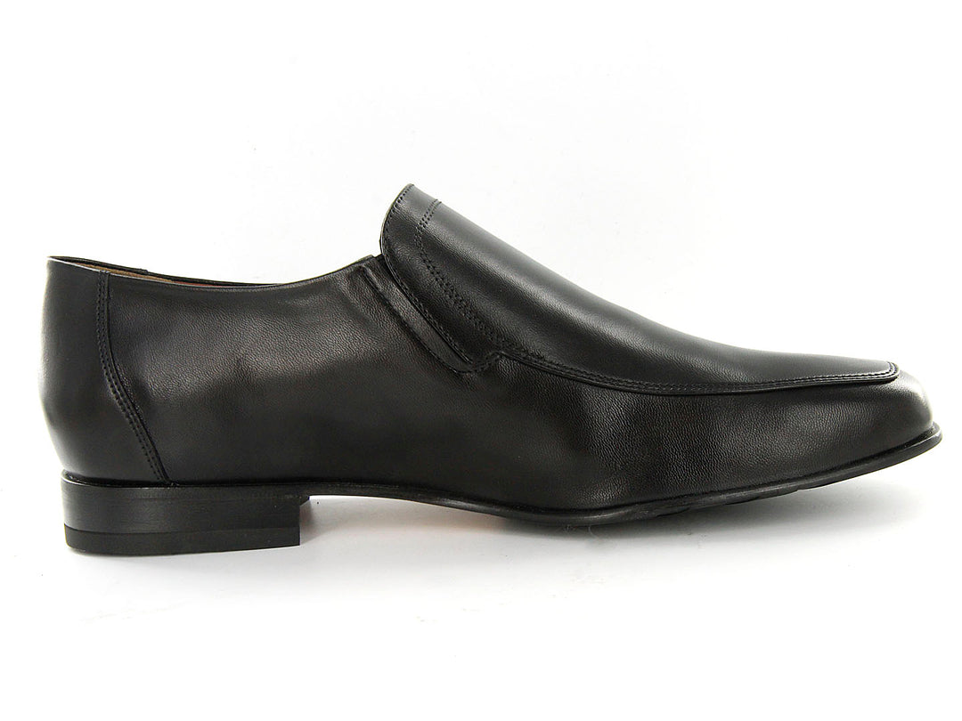 Zapatos negros de cuero para hombre, estilo slip-on elegante con acabado brillante y detalle metálico.