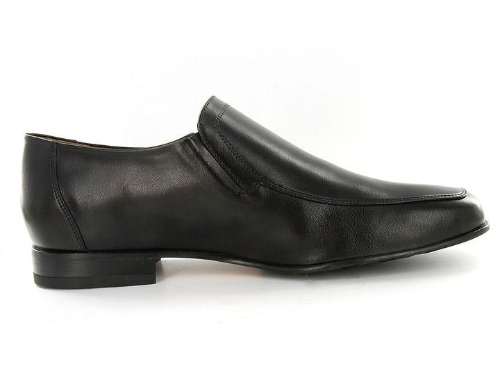 Zapatos negros de cuero para hombre, estilo slip-on elegante con acabado brillante y detalle metálico.