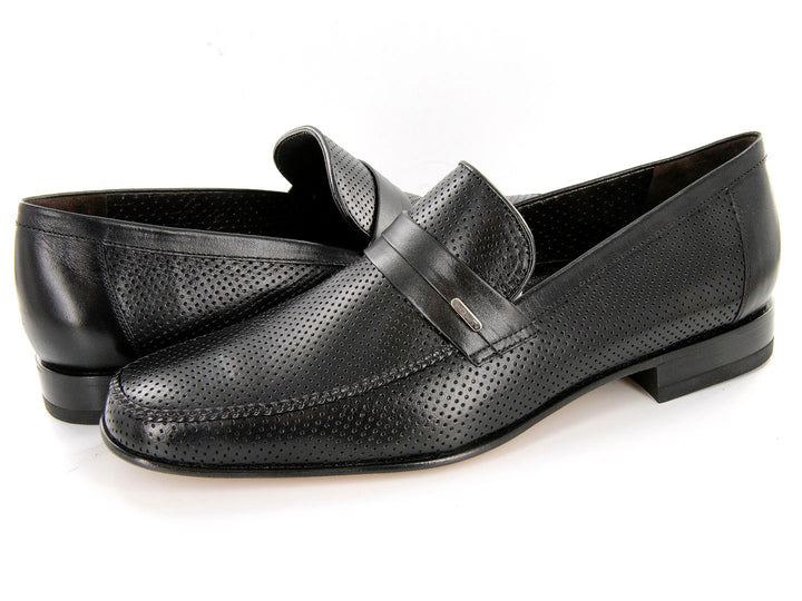Zapatos mocasines negros para hombre con acabado de cuero perforado.