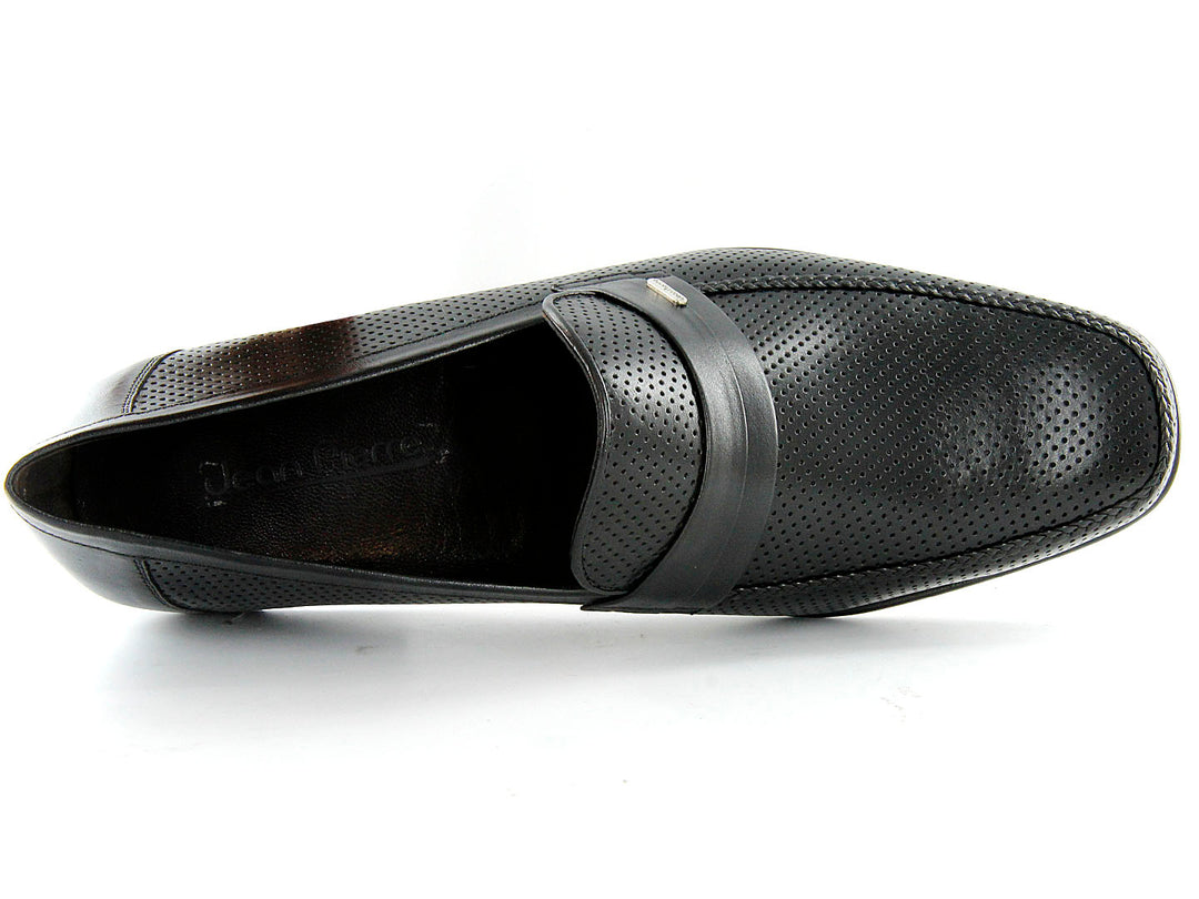 Zapatos mocasines negros para hombre con acabado de cuero perforado.