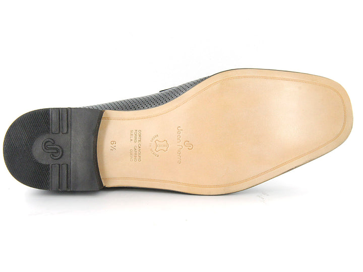 Zapatos mocasines negros para hombre con acabado de cuero perforado.