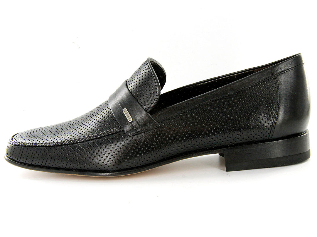 Zapatos mocasines negros para hombre con acabado de cuero perforado.