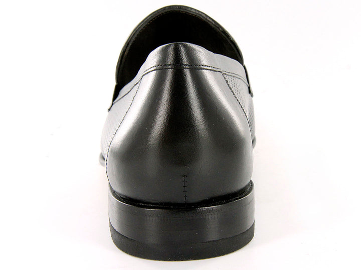 Zapatos mocasines negros para hombre con acabado de cuero perforado.