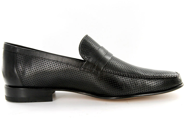 Zapatos mocasines negros para hombre con acabado de cuero perforado.