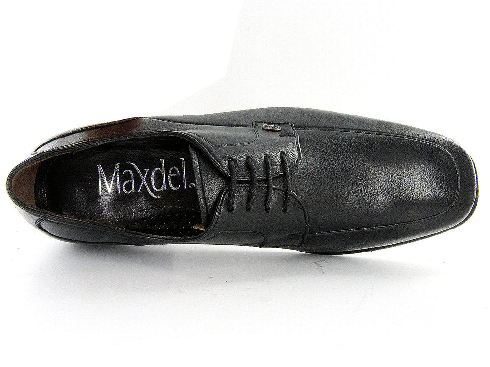 Par de zapatos formales color negro de cuero con cordones sobre fondo blanco.