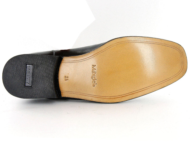 Par de zapatos formales color negro de cuero con cordones sobre fondo blanco.