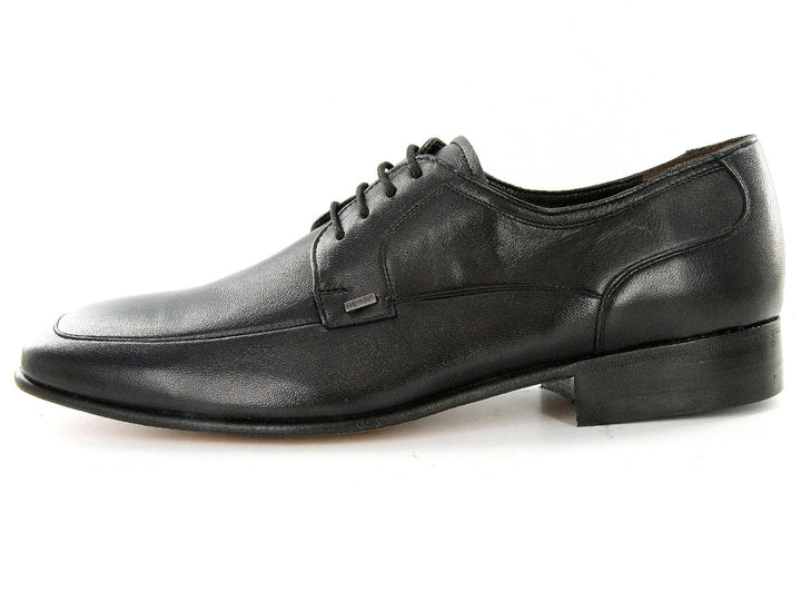 Par de zapatos formales color negro de cuero con cordones sobre fondo blanco.