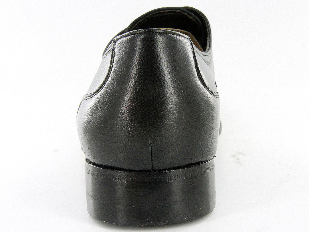 Par de zapatos formales color negro de cuero con cordones sobre fondo blanco.