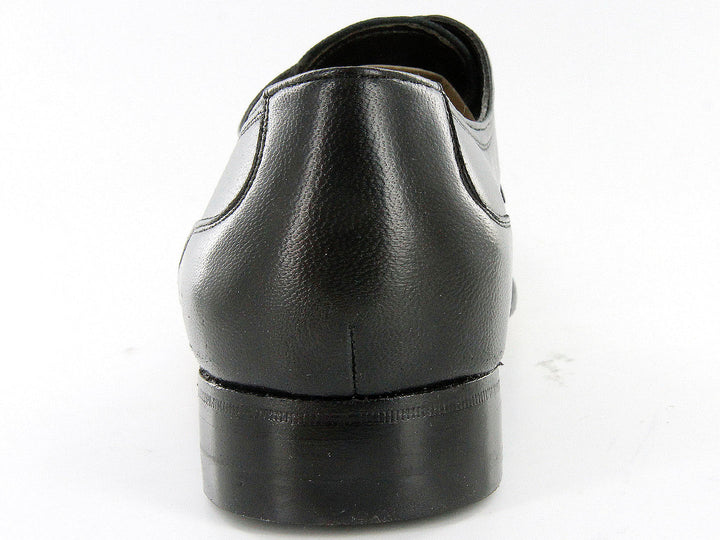 Par de zapatos formales color negro de cuero con cordones sobre fondo blanco.