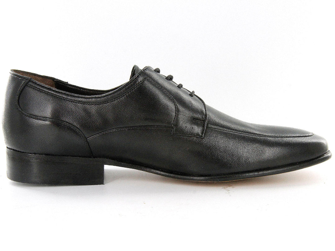 Par de zapatos formales color negro de cuero con cordones sobre fondo blanco.