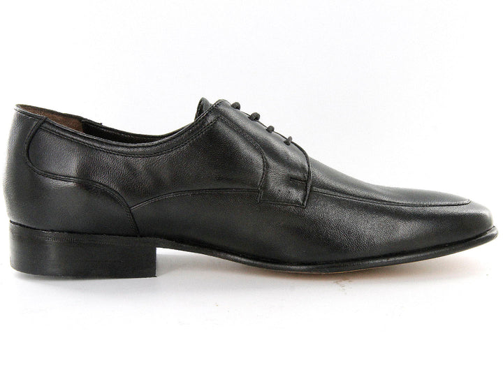 Par de zapatos formales color negro de cuero con cordones sobre fondo blanco.