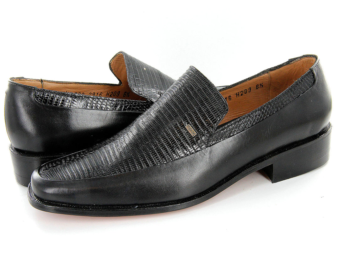 Par de zapatos mocasín de cuero negro con panel frontal texturizado y suela plana.