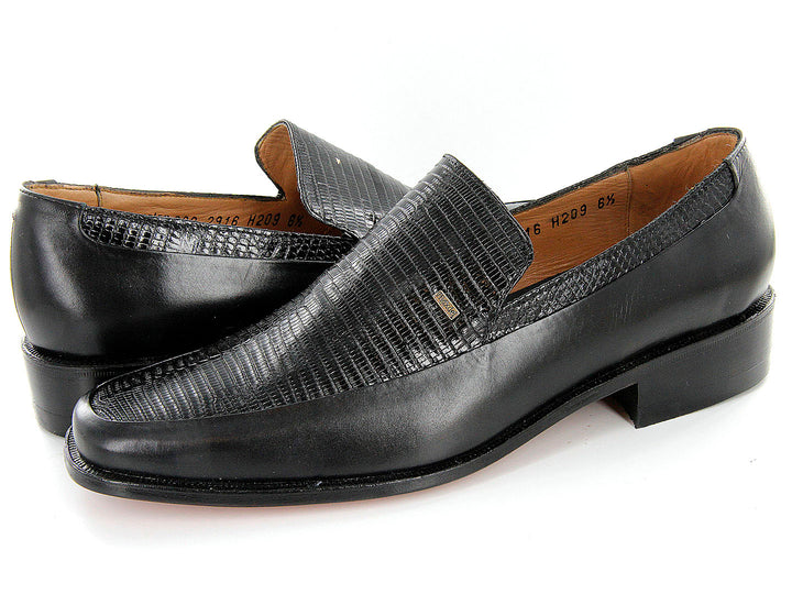 Par de zapatos mocasín de cuero negro con panel frontal texturizado y suela plana.
