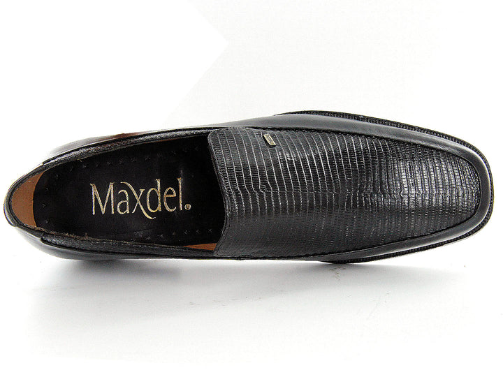 Par de zapatos mocasín de cuero negro con panel frontal texturizado y suela plana.