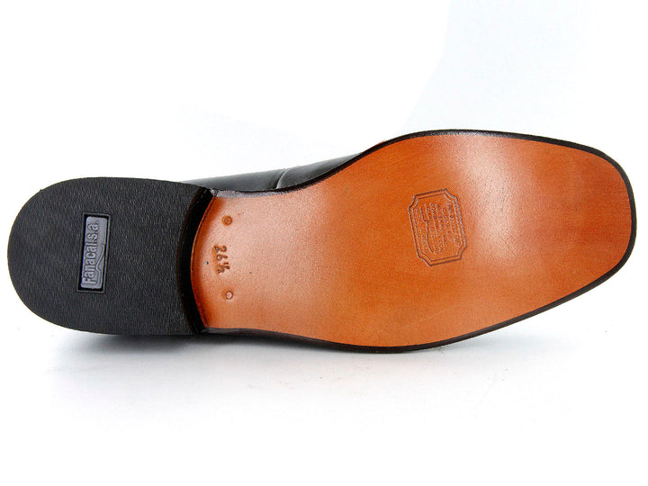 Par de zapatos mocasín de cuero negro con panel frontal texturizado y suela plana.