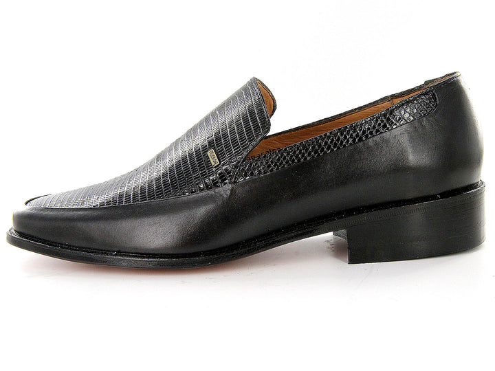 Par de zapatos mocasín de cuero negro con panel frontal texturizado y suela plana.