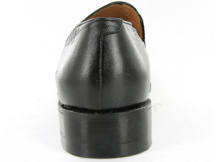 Par de zapatos mocasín de cuero negro con panel frontal texturizado y suela plana.