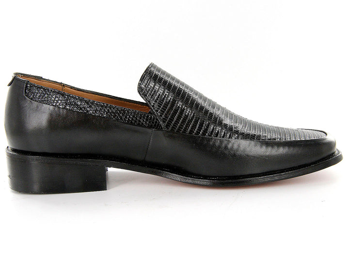 Par de zapatos mocasín de cuero negro con panel frontal texturizado y suela plana.