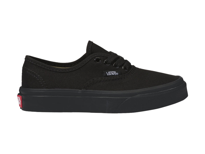 Tenis Vans Authentic para niño en color negro, fabricados en tela con suela plana negra.
