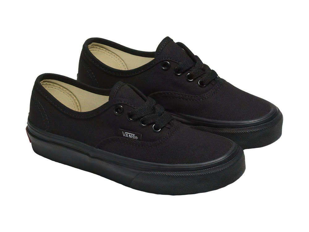 Tenis Vans Authentic para niño en color negro, fabricados en tela con suela plana negra.