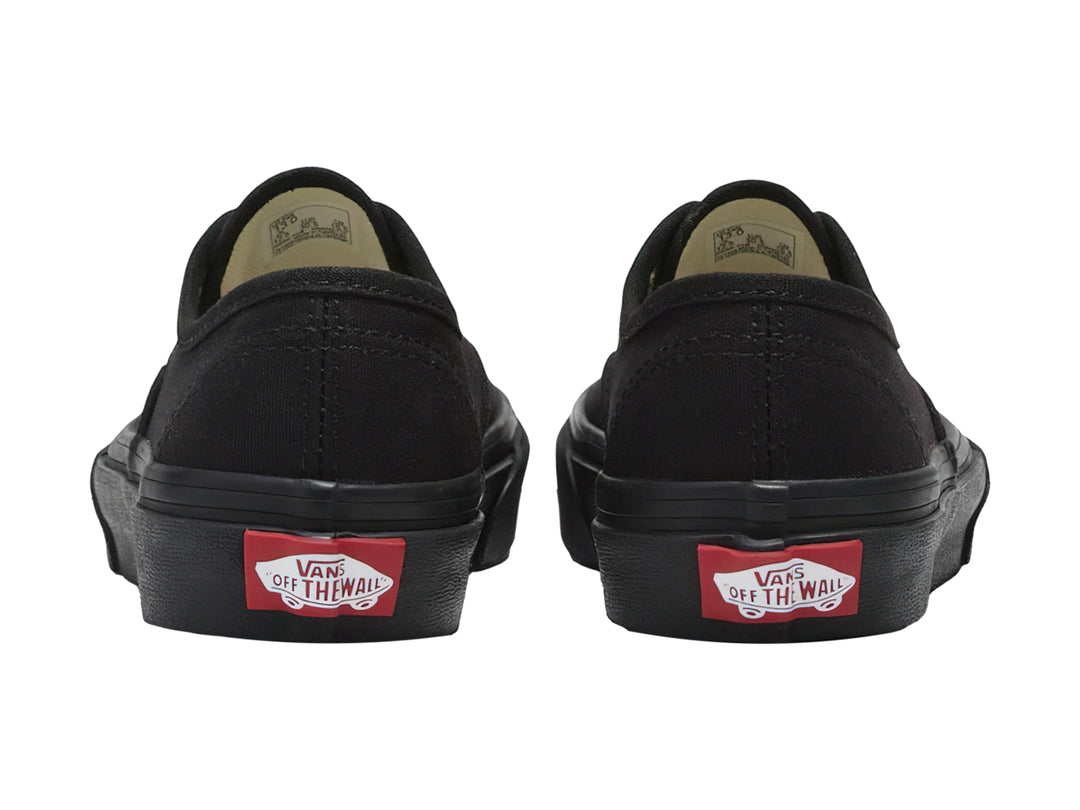 Tenis Vans Authentic para niño en color negro, fabricados en tela con suela plana negra.