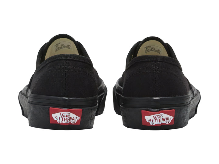 Tenis Vans Authentic para niño en color negro, fabricados en tela con suela plana negra.