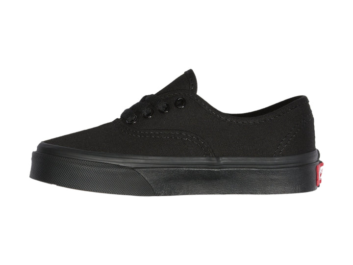 Tenis Vans Authentic para niño en color negro, fabricados en tela con suela plana negra.