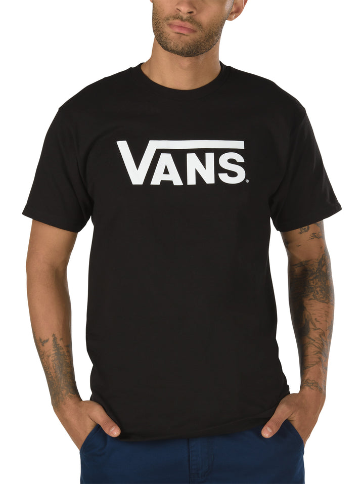 Hombre vistiendo playera negra de manga corta con logotipo de Vans en color blanco en el pecho.