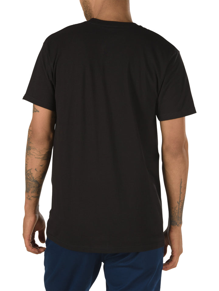 Hombre vistiendo playera negra de manga corta con logotipo de Vans en color blanco en el pecho.