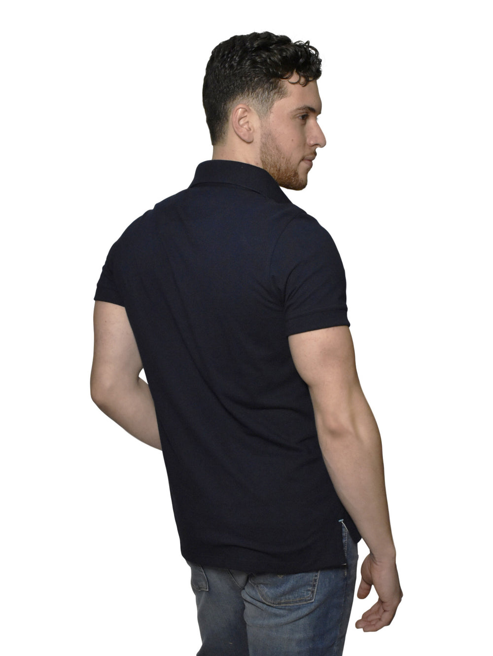 Hombre vistiendo una playera polo de color marino con cuello y botones.