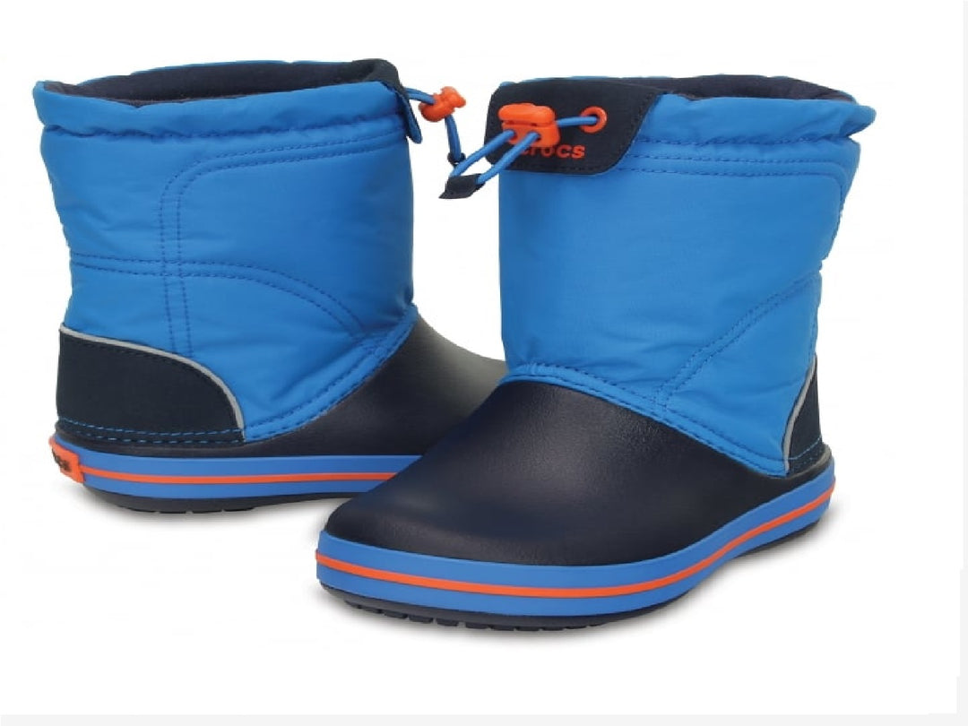 Botas de lluvia Crocs Crocband para niño en color azul océano y azul marino con detalles en naranja.