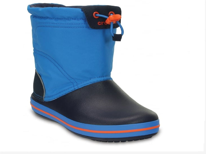 Botas de lluvia Crocs Crocband para niño en color azul océano y azul marino con detalles en naranja.