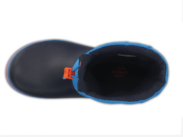 Botas de lluvia Crocs Crocband para niño en color azul océano y azul marino con detalles en naranja.