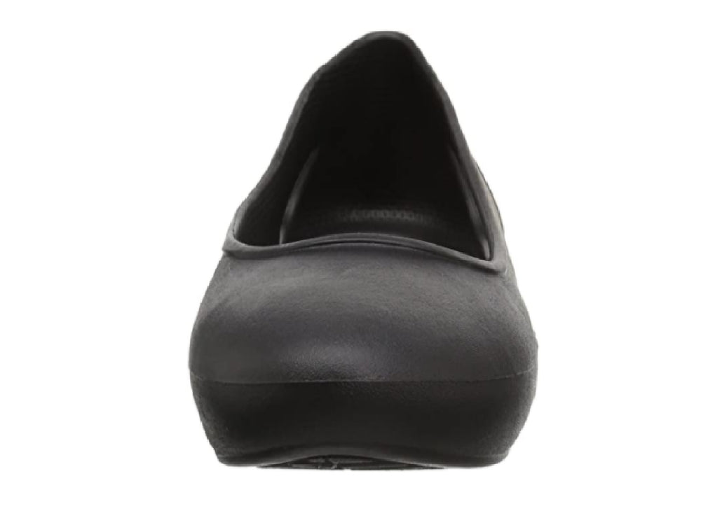 Zapato plano Crocs Eve para mujer en color negro, acabado mate y material sintético.