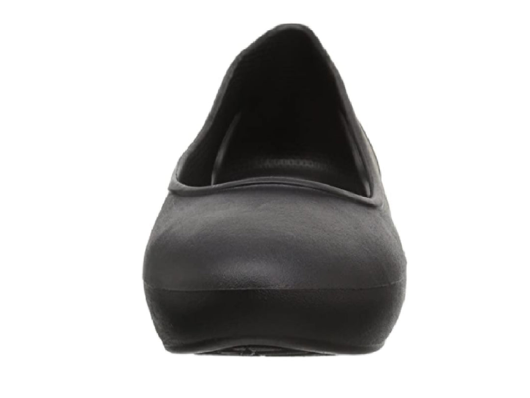 Zapato plano Crocs Eve para mujer en color negro, acabado mate y material sintético.