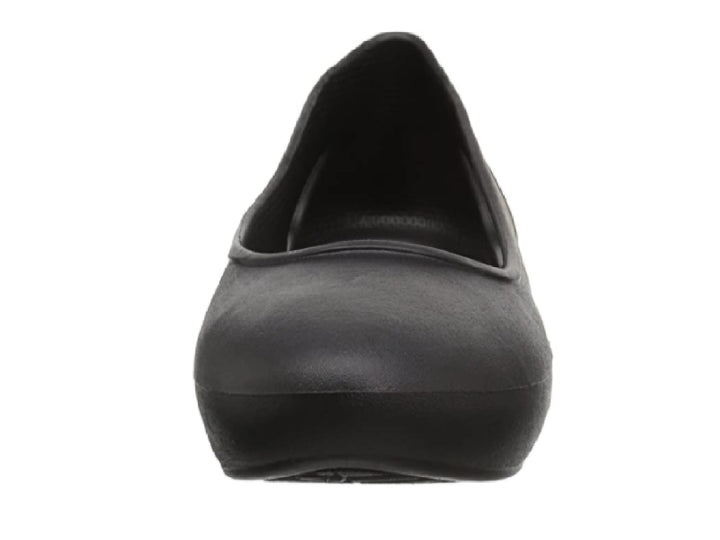 Zapato plano Crocs Eve para mujer en color negro, acabado mate y material sintético.